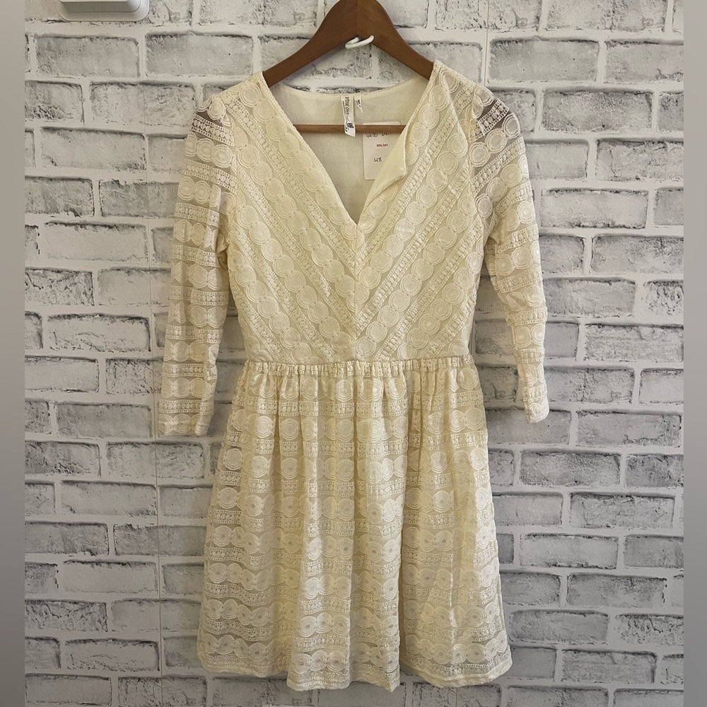 NWT! Women’s Pink Owl cream colored v-neck 3/4 sleeve lace dress Small